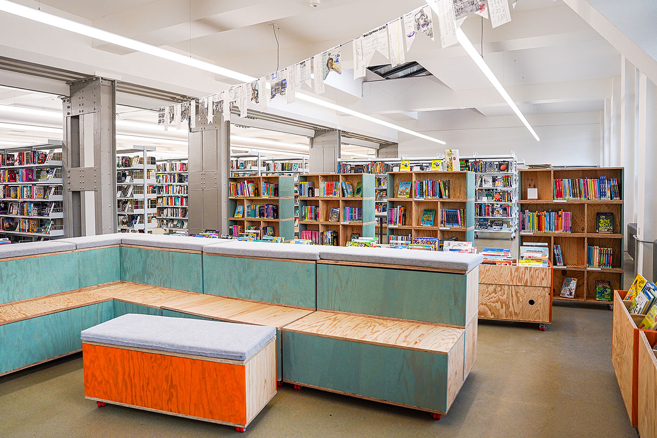 thumbnail: in-der-bibliothek-wird-jetzt-gefeiert