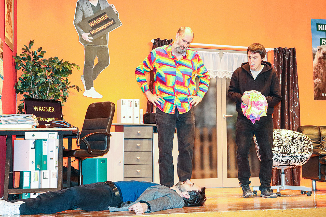 thumbnail: ein-papagei-sorgt-fuer-tumult