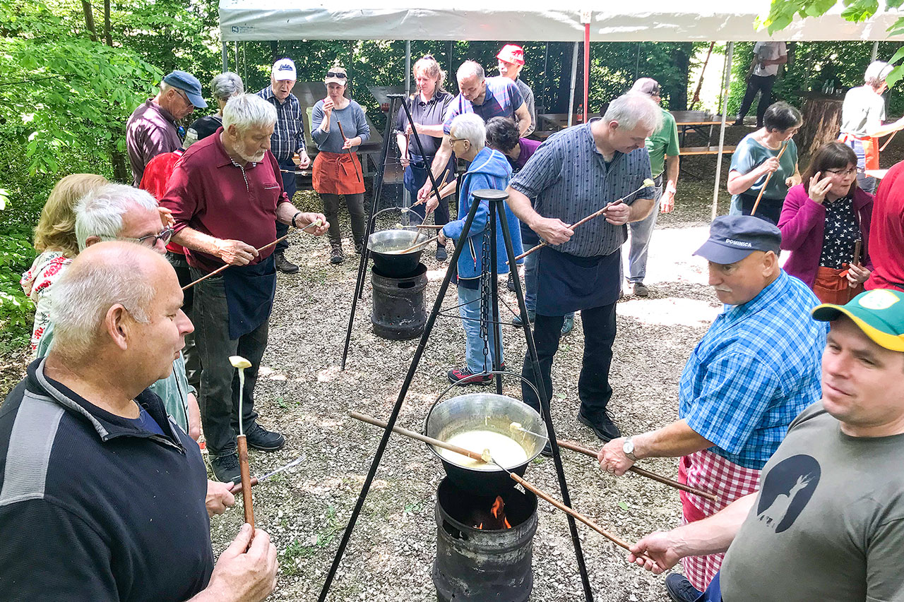 thumbnail: sie-hegen-den-wald-gemeinsam