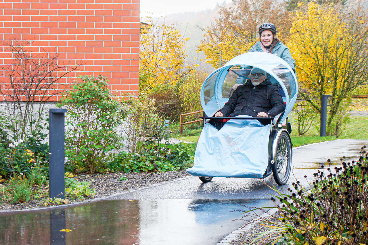 thumbnail: e-rikscha-fahrten-fuer-betagte