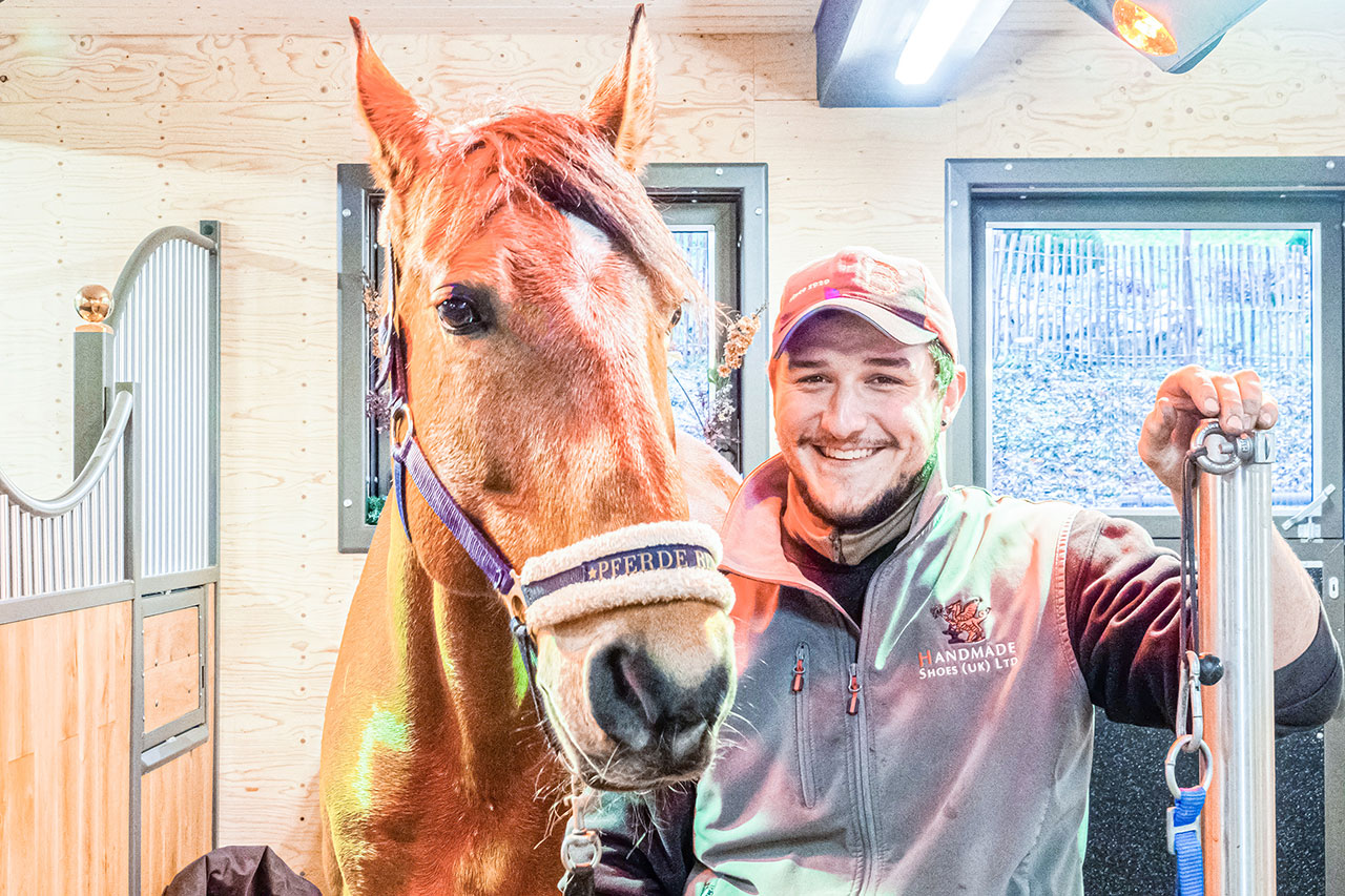 thumbnail: gluecksschmied-fertigt-schuhe-nach-mass