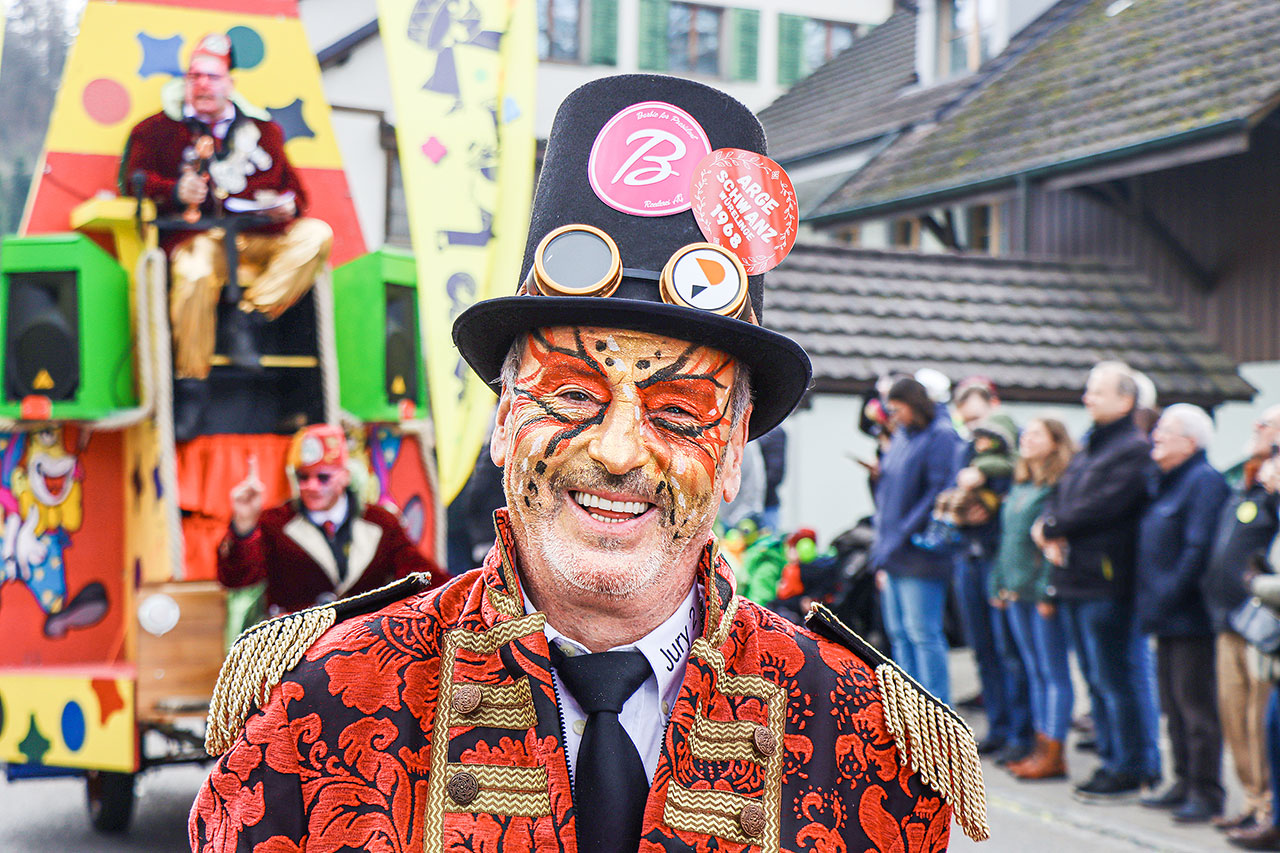 thumbnail: ein-dorf-im-ausnahmezustand