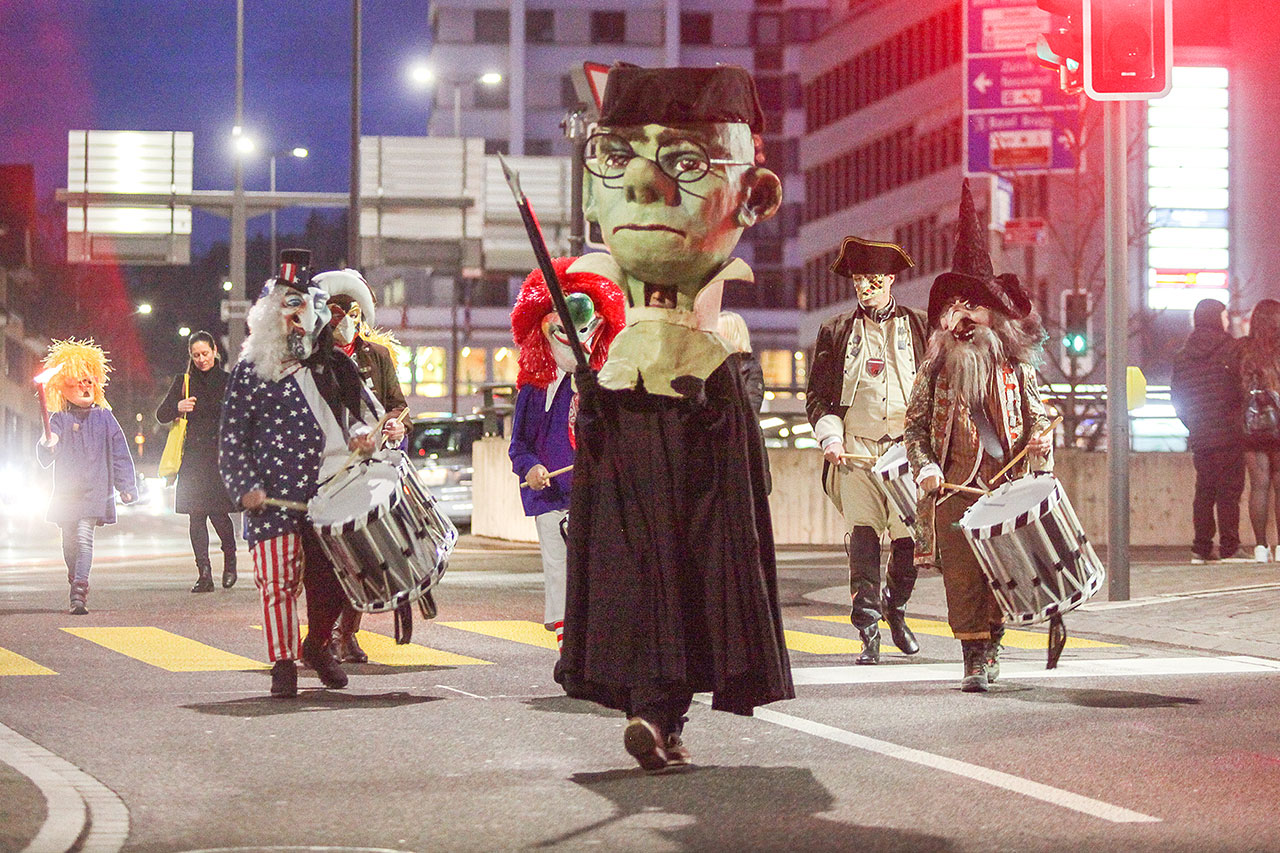 thumbnail: naerrisches-treiben-in-den-strassen