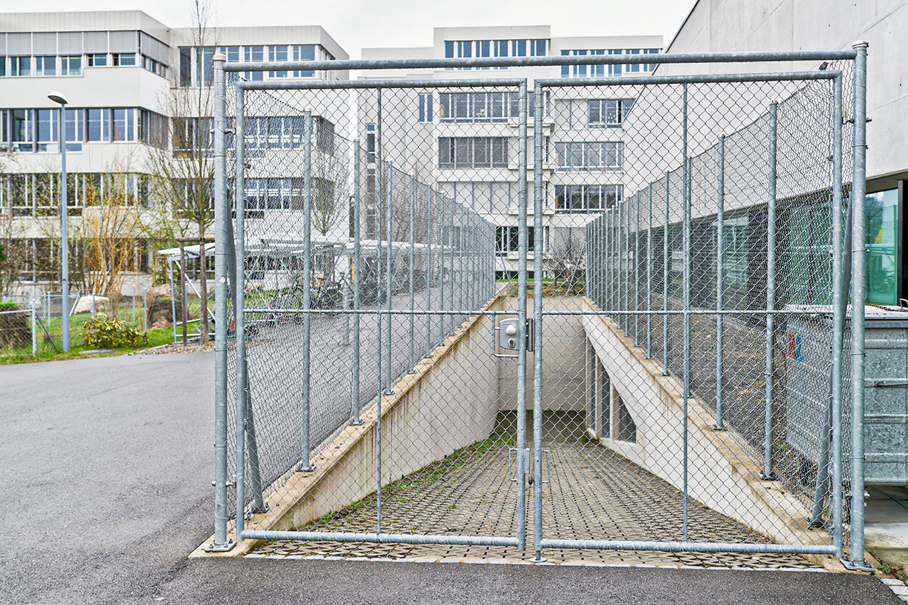 thumbnail: asylzentrum-und-eigenwerbung