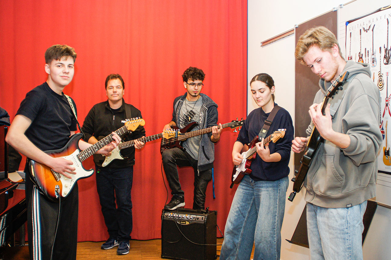 thumbnail: gitarren-stehen-im-mittelpunkt