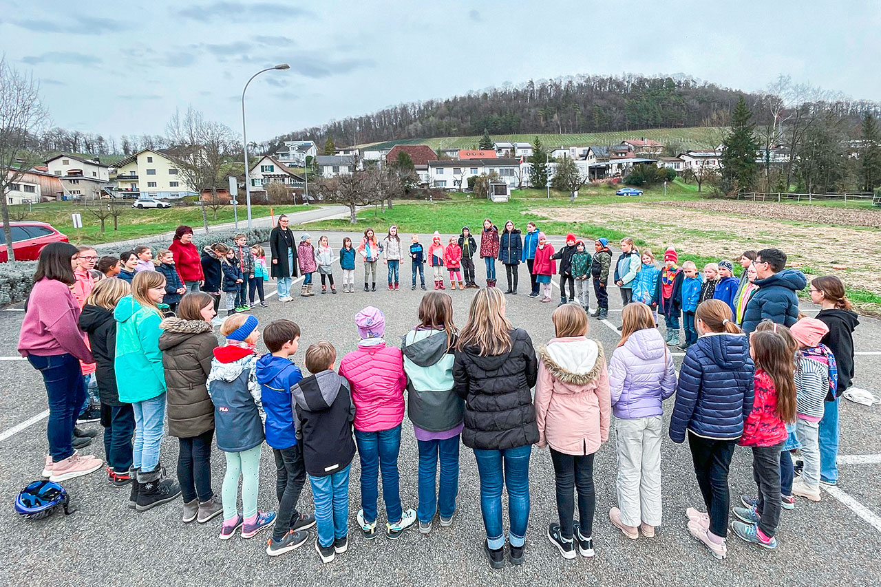 thumbnail: schueler-studieren-baeumiges-musical-ein