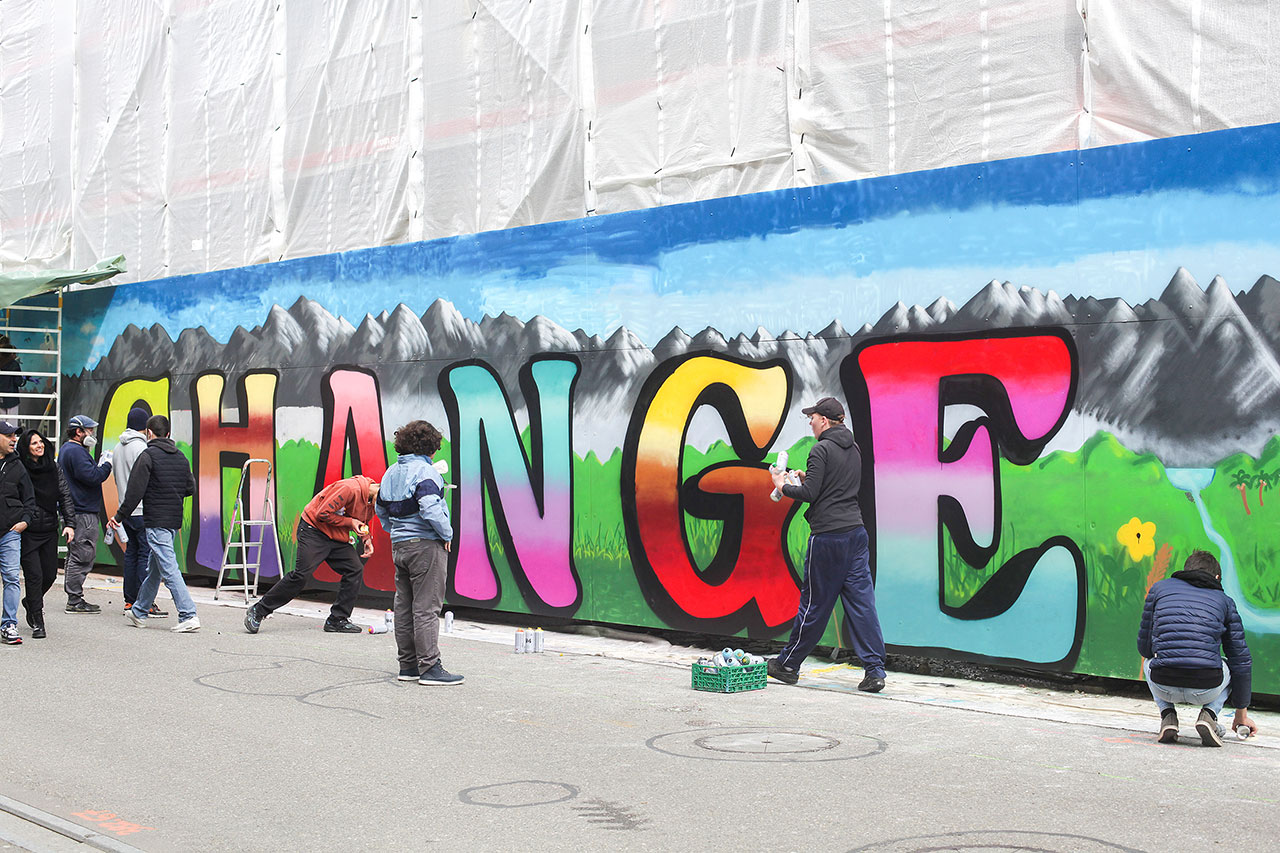 thumbnail: jugendliche-verzieren-baustelle