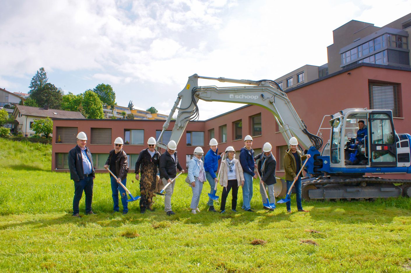 thumbnail: spatenstich-fuer-den-wohlfuehlgarten