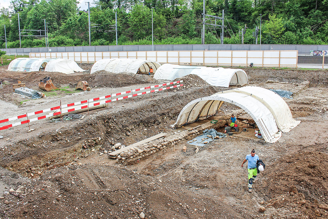 thumbnail: archaeologen-stossen-auf-scherbenteppiche