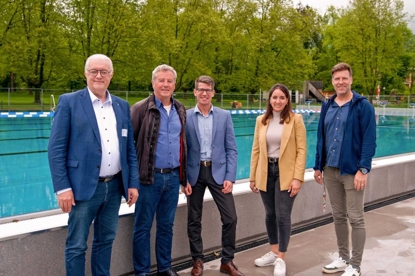 thumbnail: im-neuen-look-bereit-zu-feiern