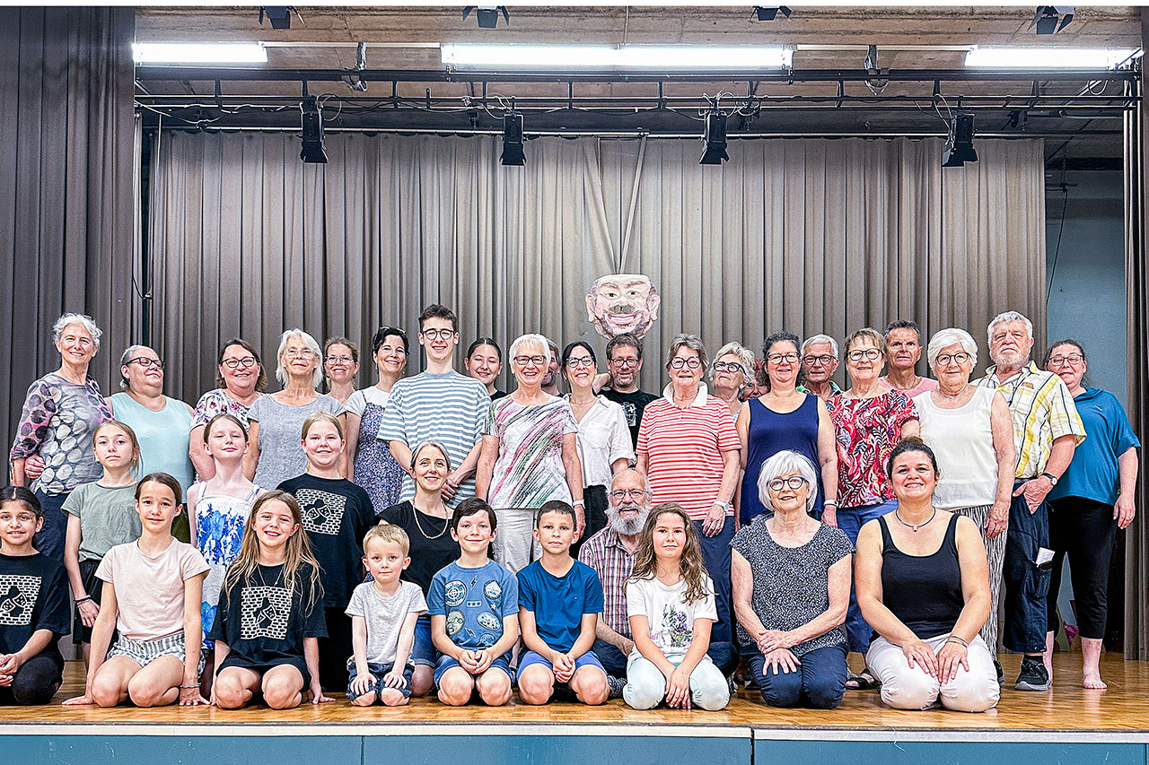 thumbnail: junge-machen-sich-fuer-alte-stark