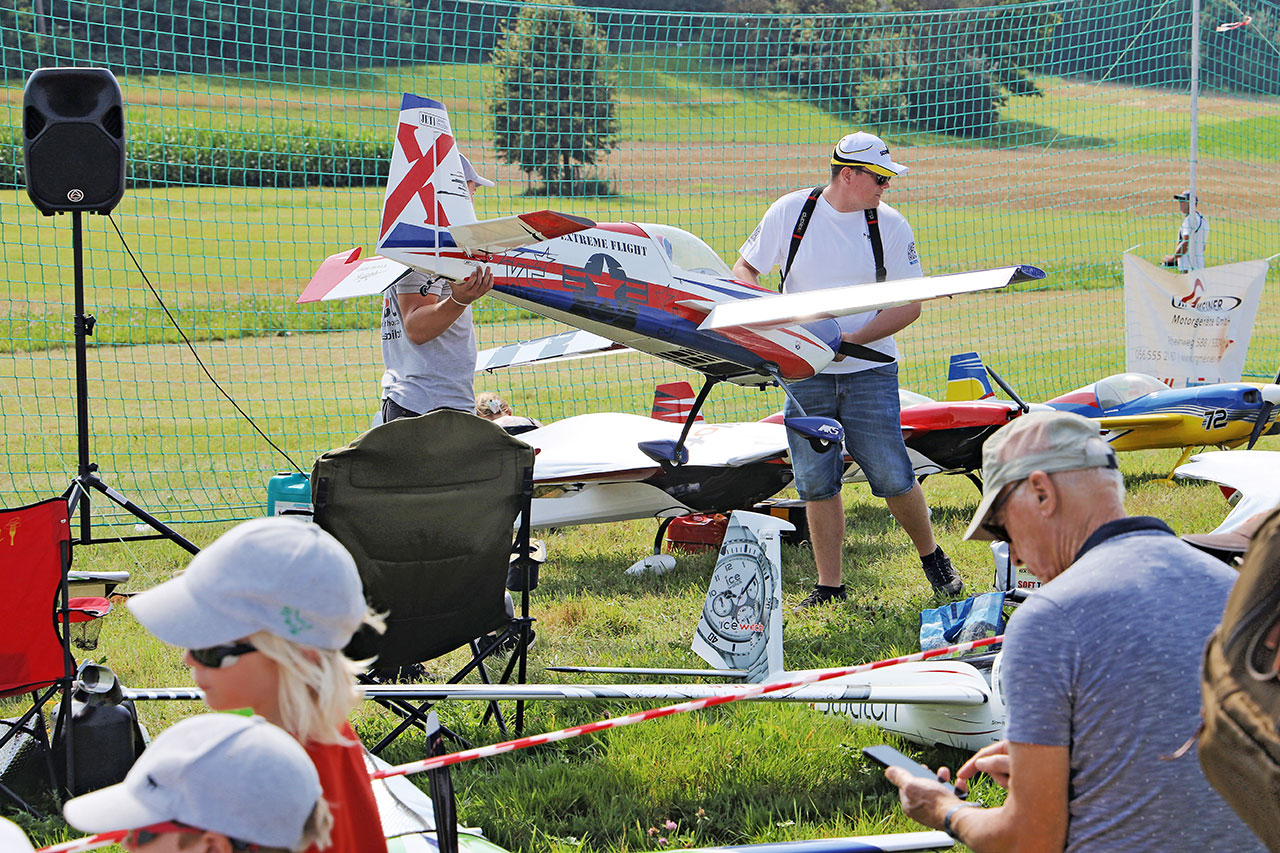 thumbnail: ein-super-puma-ueber-dem-loorholz