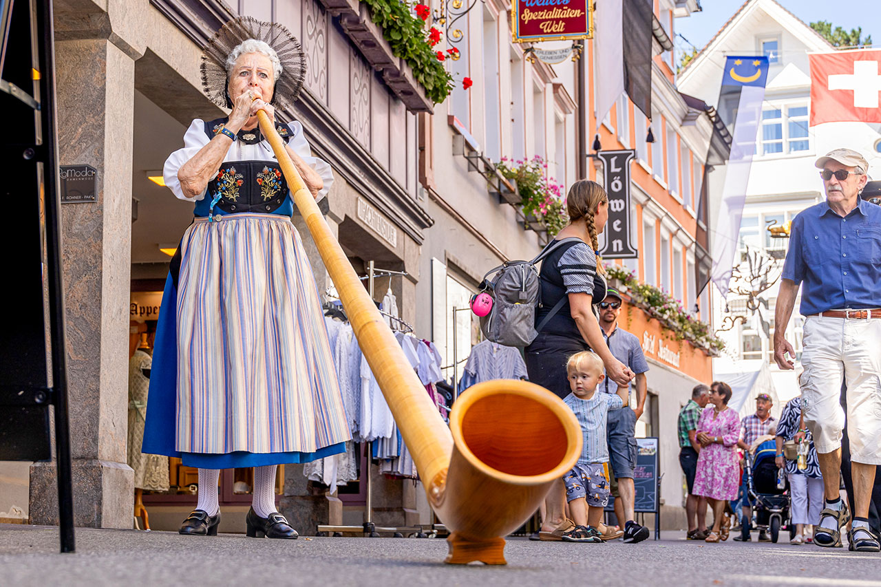 thumbnail: trachten-tradition-und-alphorn