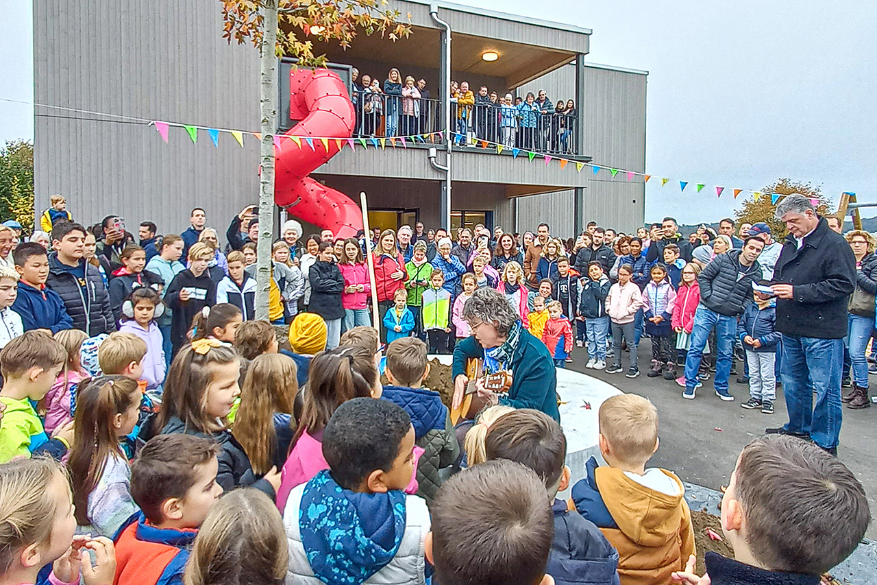 thumbnail: ein-freudentag-fuer-die-dorfgemeinschaft