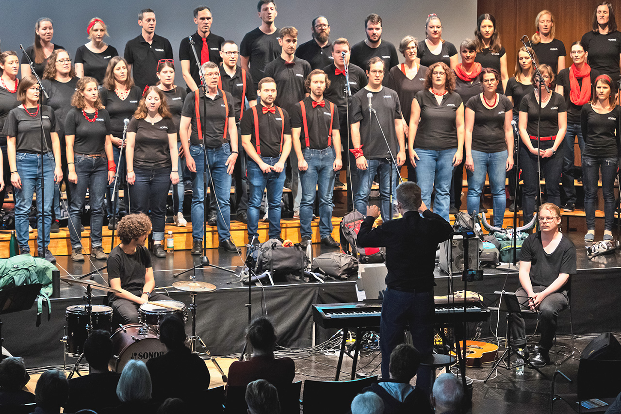 thumbnail: ein-popchor-rockt-die-buehnen-der-region