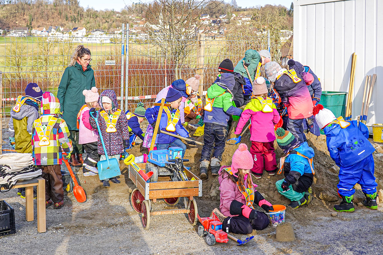 thumbnail: fleissige-kleine-helfer-beim-spatenstich