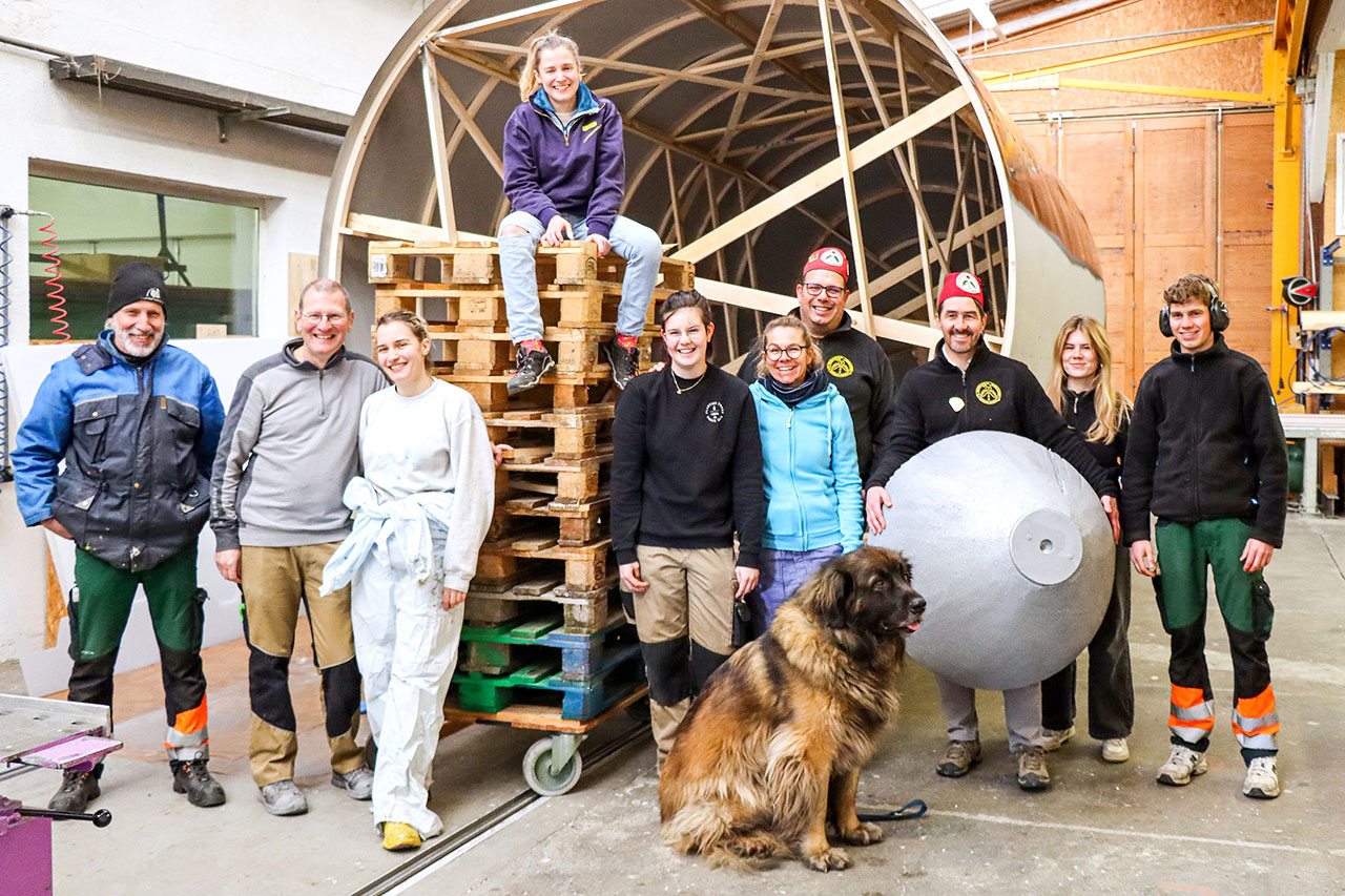 thumbnail: viele-guggen-und-eine-marsrakete