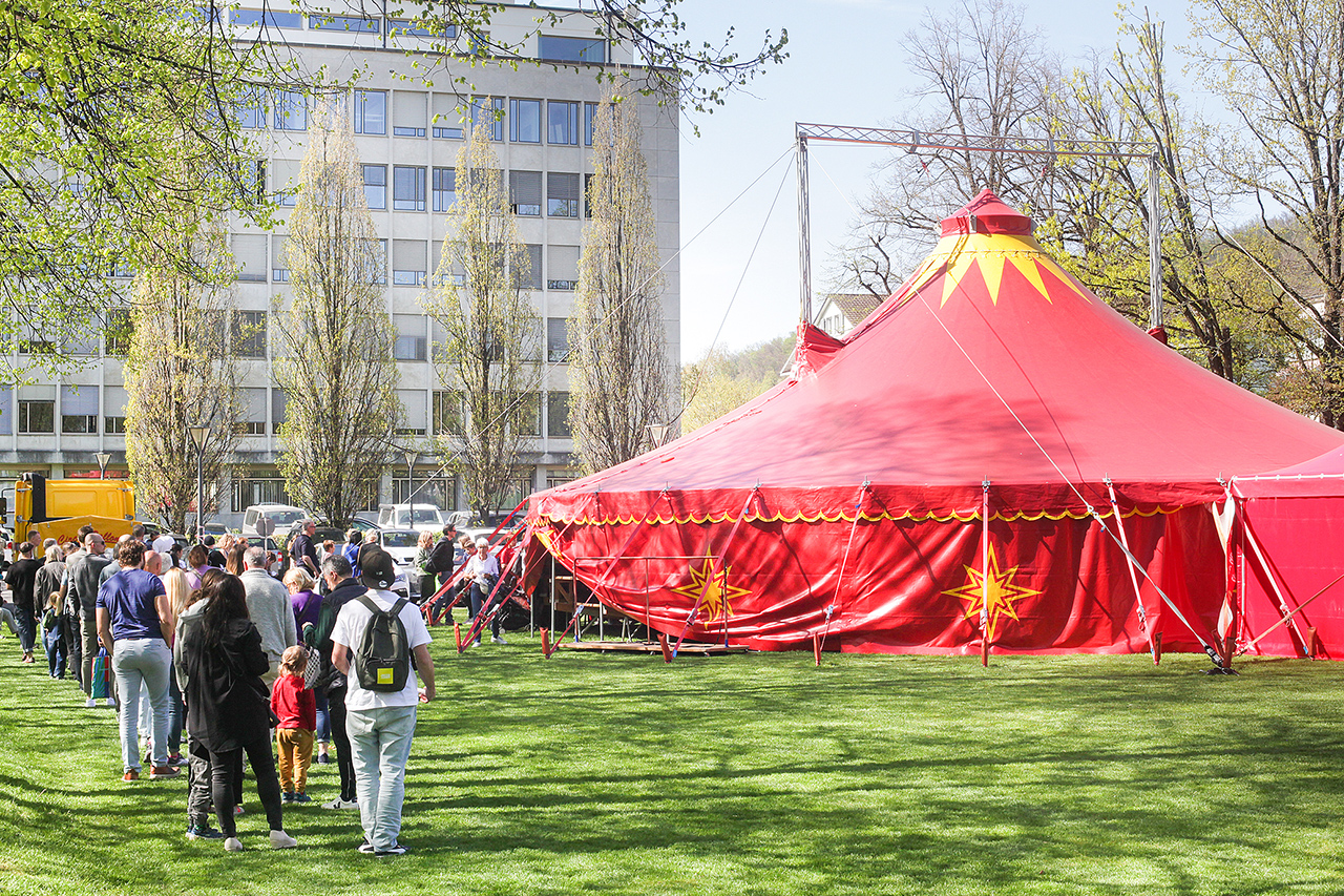 thumbnail: heiterkeit-hinter-dem-rathaus