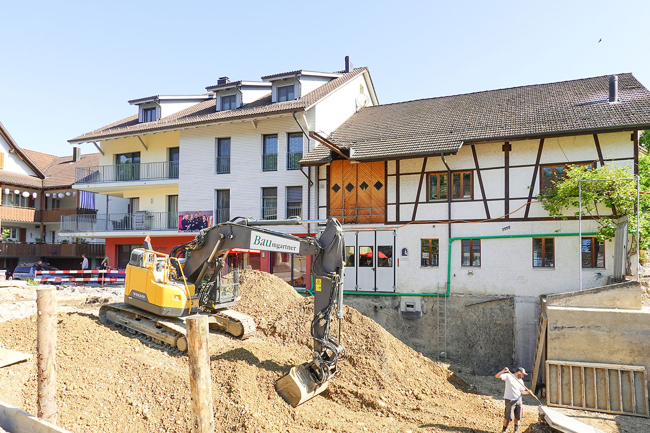 thumbnail: spatenstich-mit-champagner-und-bagger