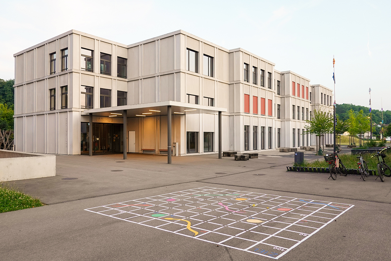 thumbnail: ein-weiterer-schritt-zum-schulhaus