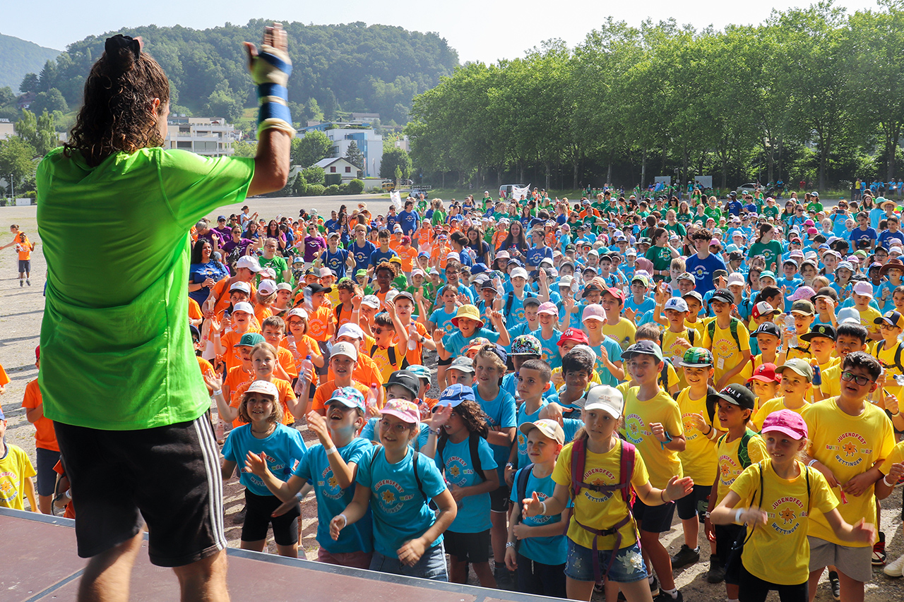 thumbnail: froehliche-lieder-und-ausgelassene-kinder