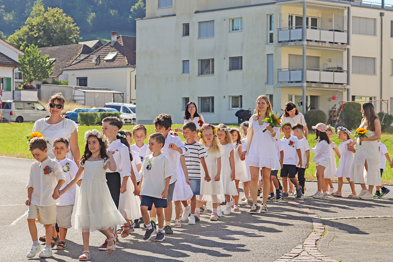 thumbnail: wenn-kinder-das-dorf-beleben