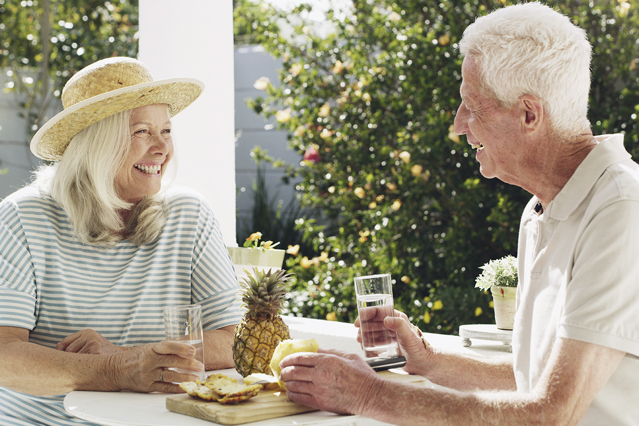 thumbnail: strohhut-fussbad-kuehler-tee