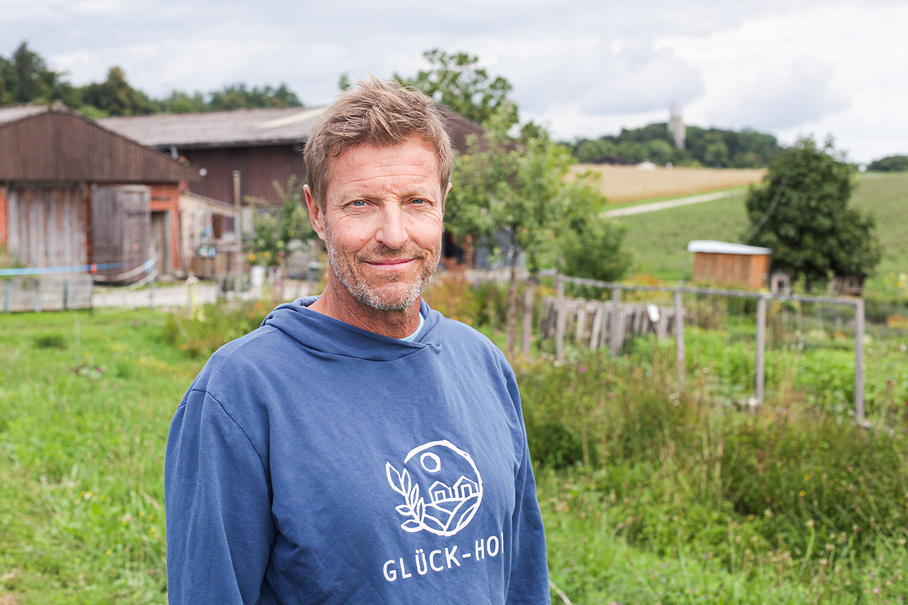 thumbnail: permakultur-hof-vor-meilenstein