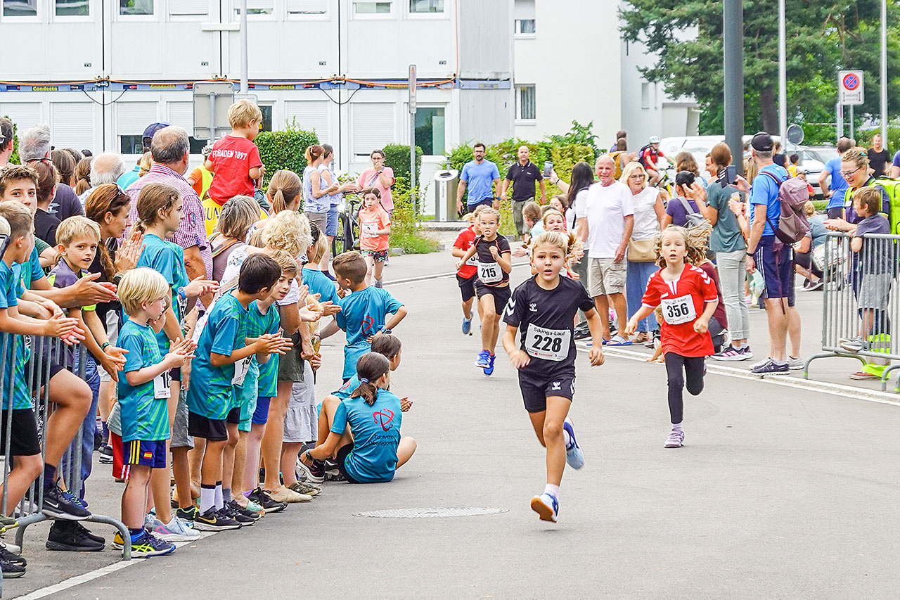 thumbnail: volkslauf-vor-vollem-haus