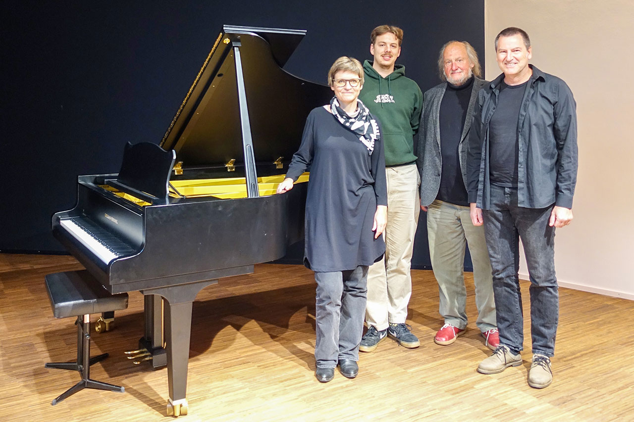 thumbnail: am-anfang-war-der-fluegel