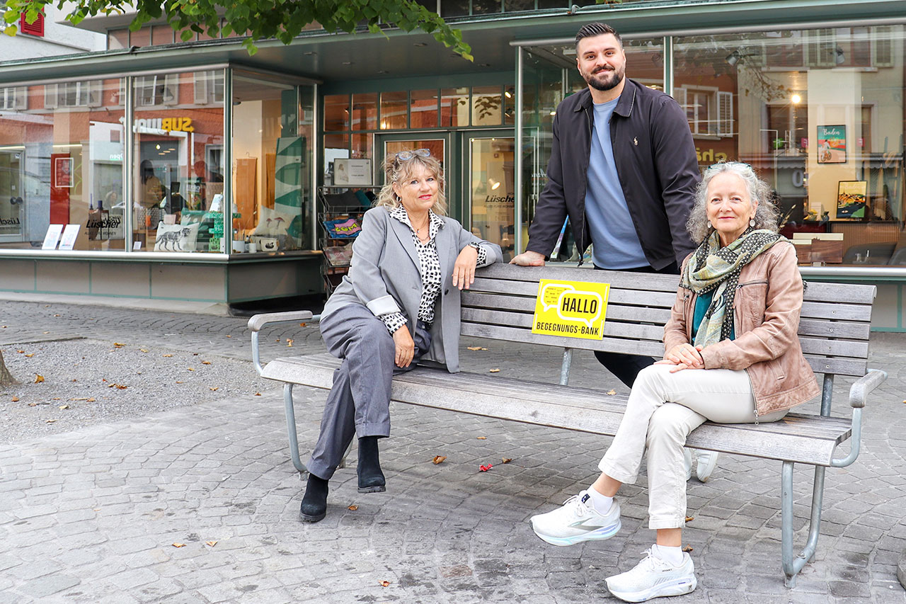 thumbnail: baenke-laden-zum-dialog-ein