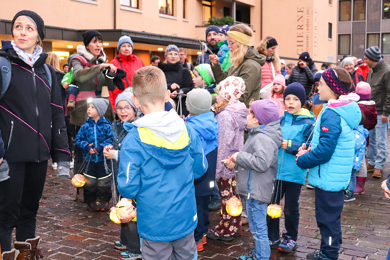 thumbnail: lichterglanz-und-gemeinschaft