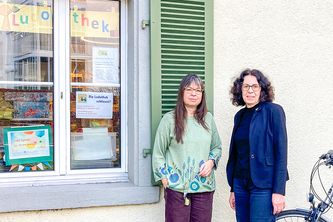 thumbnail: aeltere-kinder-gamen-zu-hause