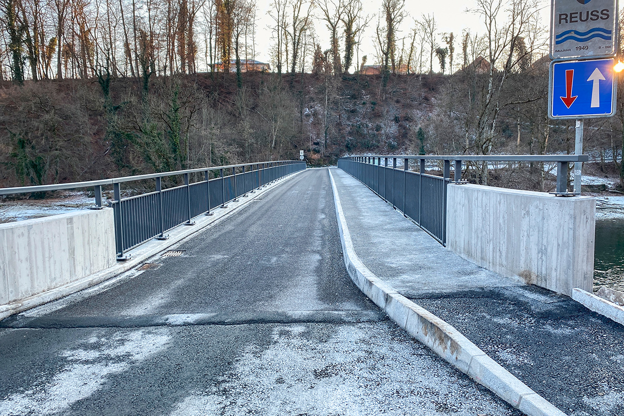 thumbnail: schmale-bruecke-breite-zufahrten