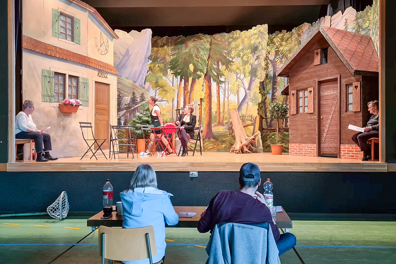 thumbnail: auf-der-suche-nach-theaterleuten