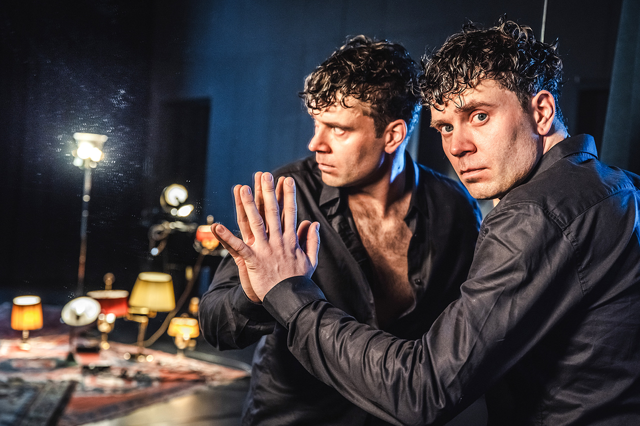 thumbnail: allein-auf-der-buehne