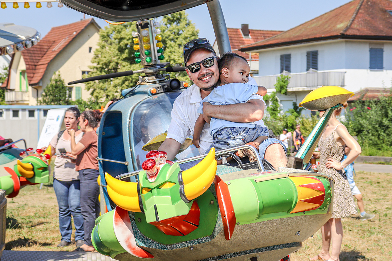 thumbnail: farbenfrohes-fest-fuer-die-jungen
