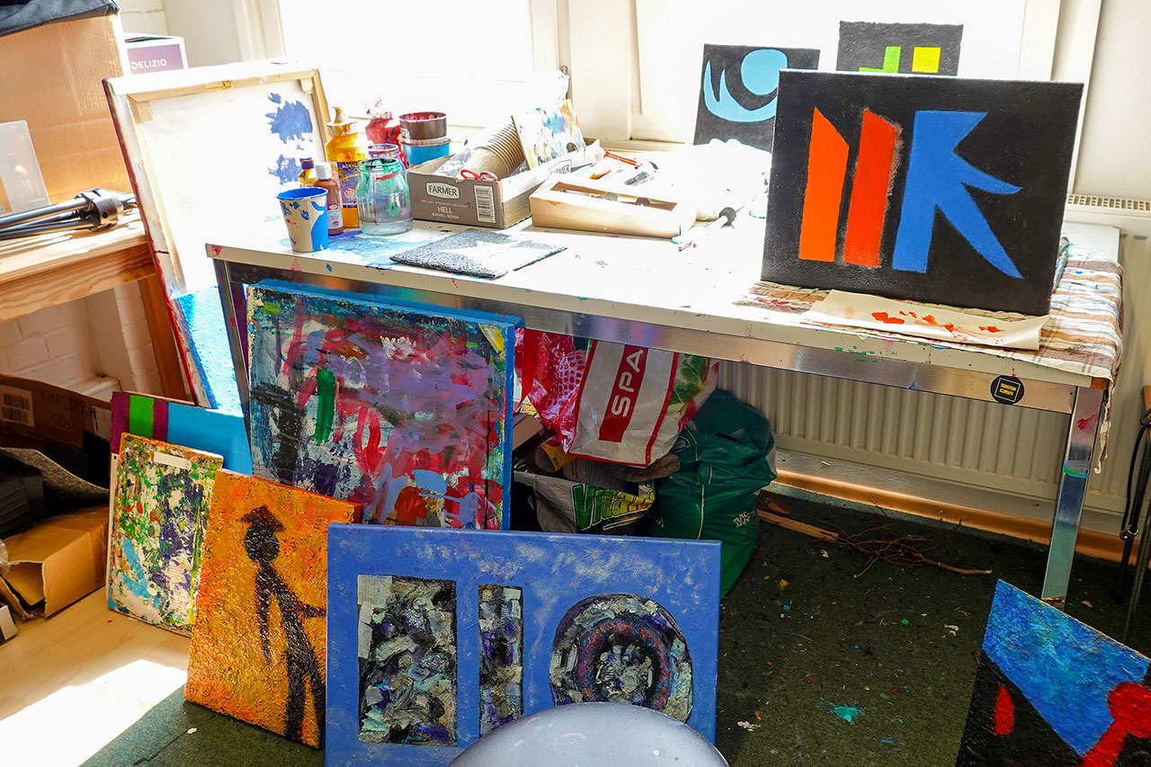 thumbnail: vier-haende-fuer-ein-kunstwerk