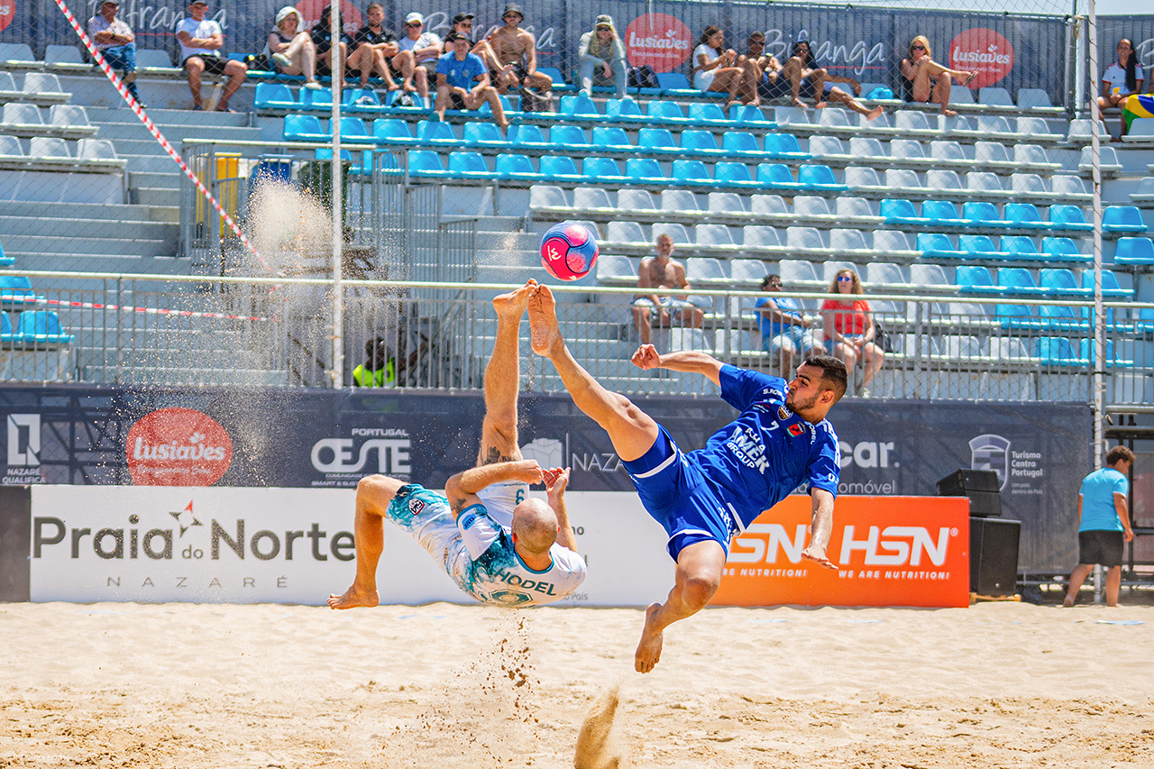 thumbnail: akrobatische-luftkaempfe-im-sand